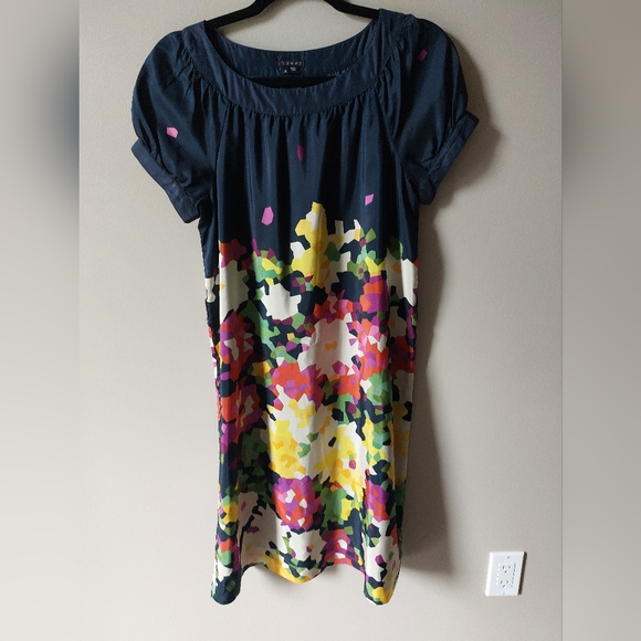 Theory silk Floral dress with slight puff sleeve. Fully lined. Size 6 - Picture 5 of 9